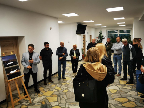 Wernisaż zdjęć Miasteczkowskiej Grupy Fotograficznej „Światłoczuli”.